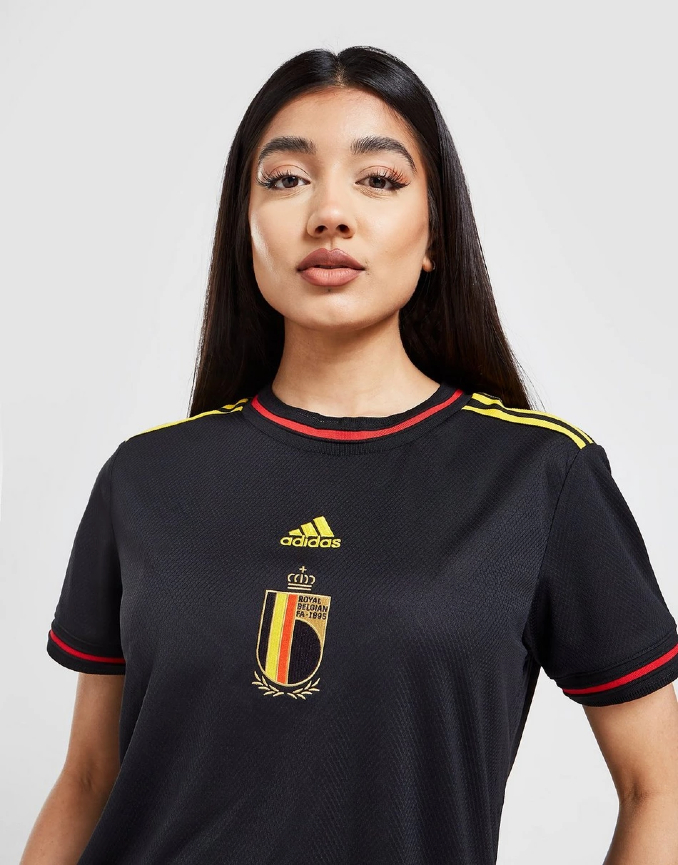 Luftaufnahme eines Felds. Eine Straße verläuft durch die obere rechte Ecke.