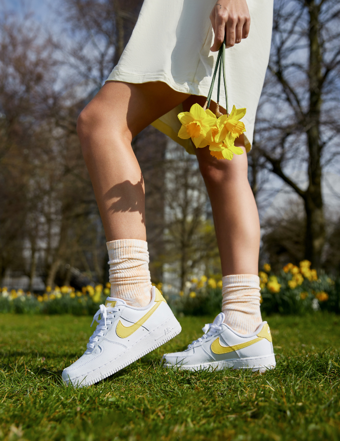 Look de primavera con zapatillas Nike Air Force 1