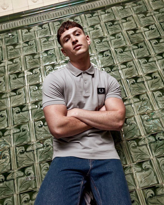 Hombre con polo Fred Perry gris