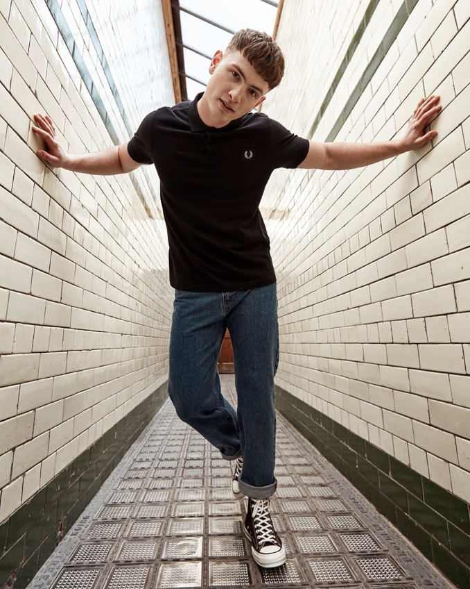 Hombre con polo negro Fred Perry negra