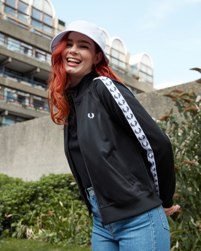 Mujer con chaqueta de chándal Fred Perry negra
