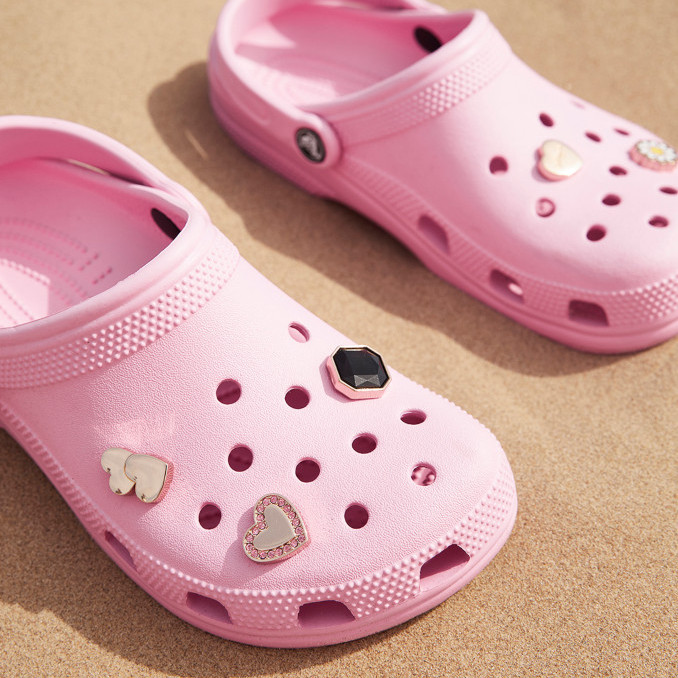 Decora tus Crocs con los pines Jibbitz Charms - JD Sports Blog