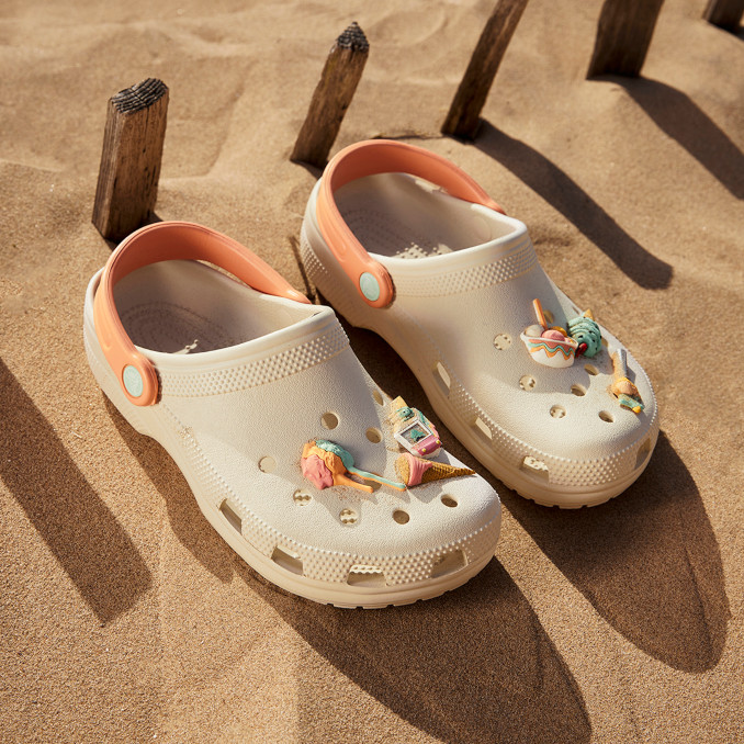 Decora tus Crocs con los pines Jibbitz Charms - JD Sports Blog