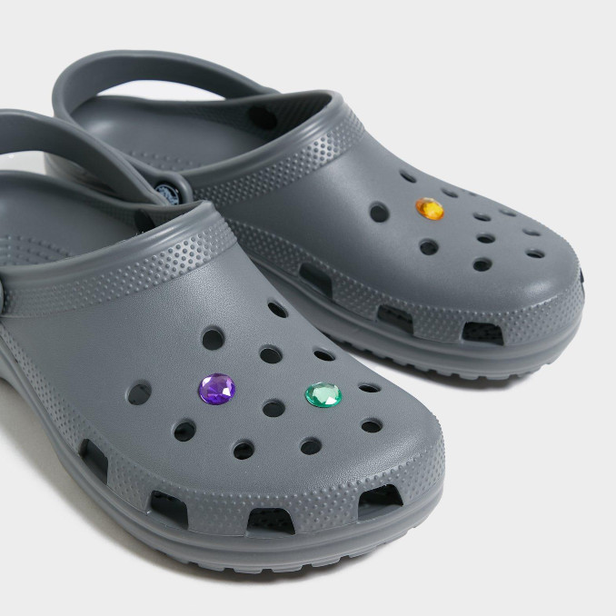 Crocs con pines Jibbitz Charms