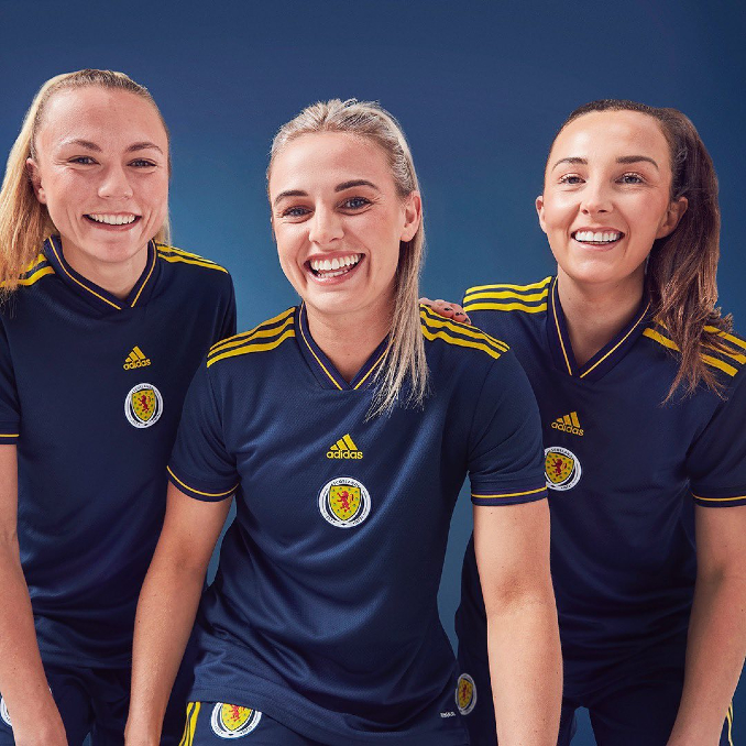 Frauen Fussball Team in blauem Schottland EM Trikot