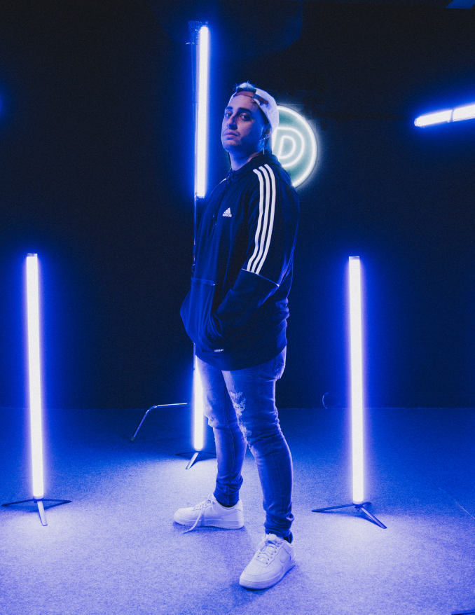 Blon con zapatillas Nike Air Force 1