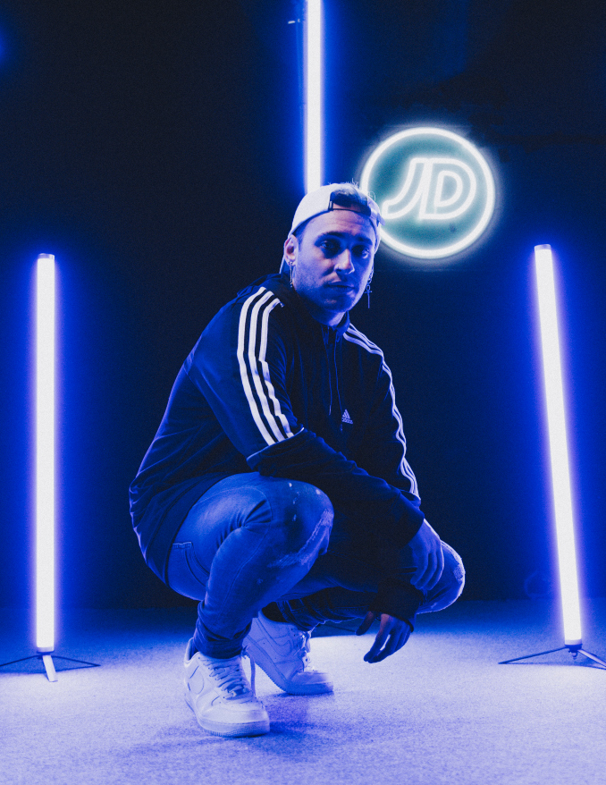 Blon con zapatillas Nike Air Force 1