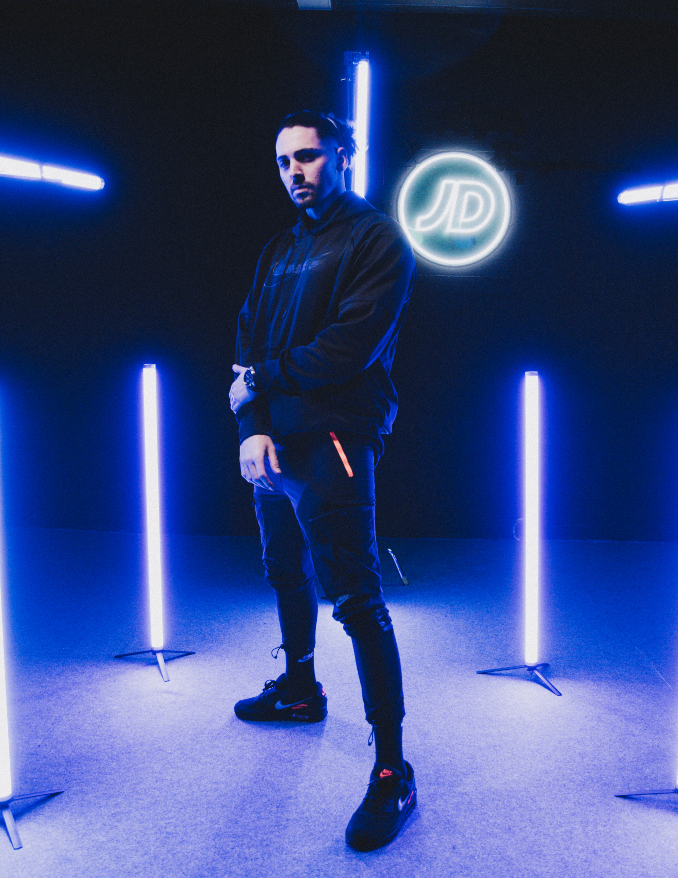 Sawi Elekipo con zapatillas Nike Air Max 90