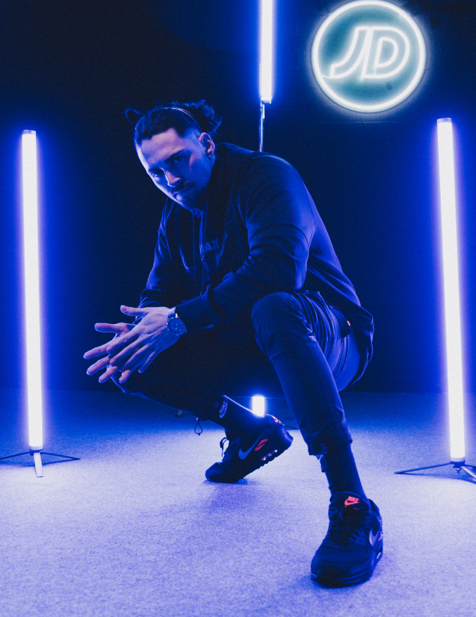 Sawi Elekipo con zapatillas Nike Air Max 90