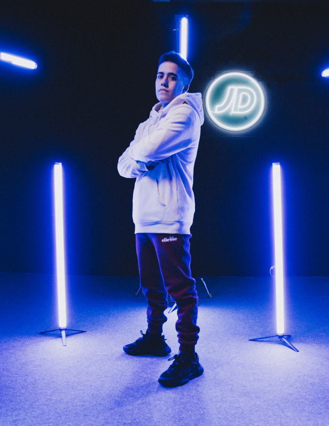 Gazir con zapatillas adidas Ozweego