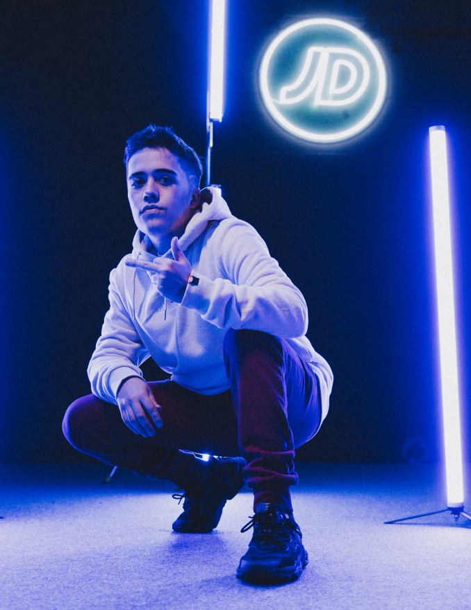 Gazir con zapatillas adidas Ozweego