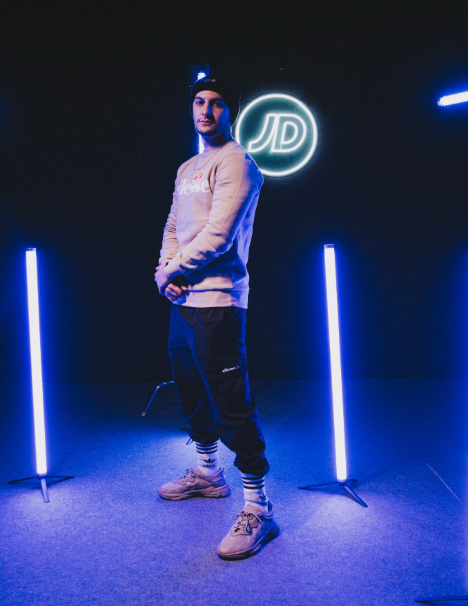 Hander con zapatillas adidas Ozweego