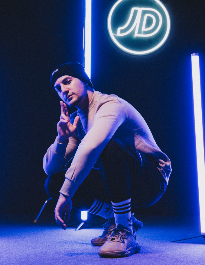 Hander con zapatillas adidas Ozweego