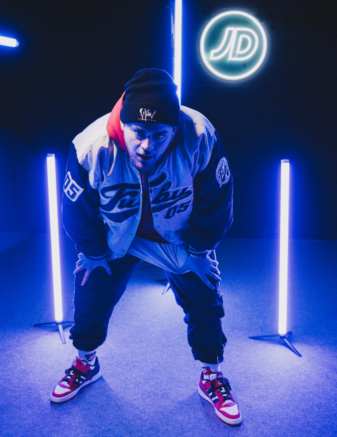 Mnak con zapatillas adidas Forum