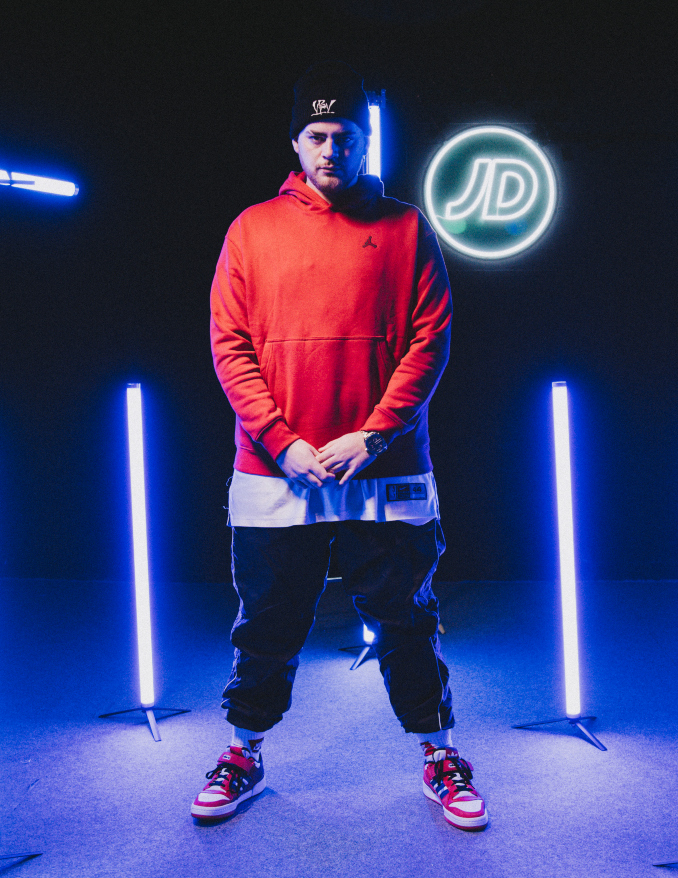 Mnak con zapatillas adidas Forum