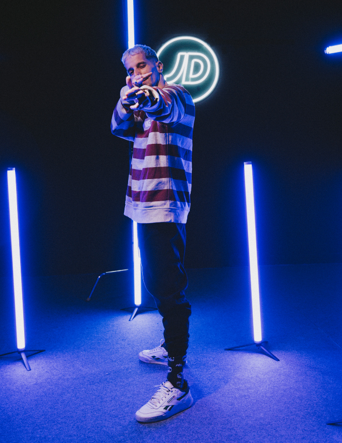 Skone con zapatillas Reebok Club C