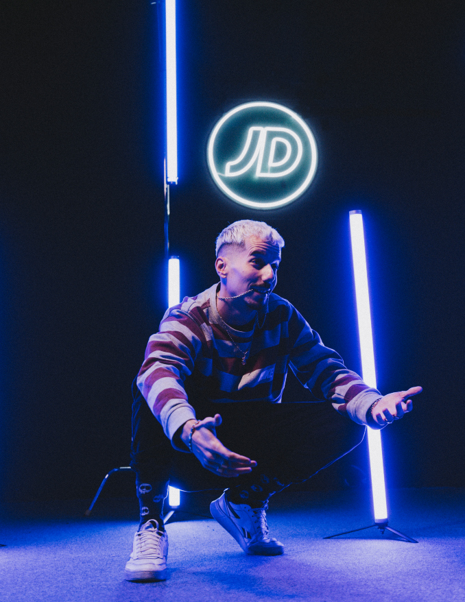 Skone con zapatillas Reebok Club C