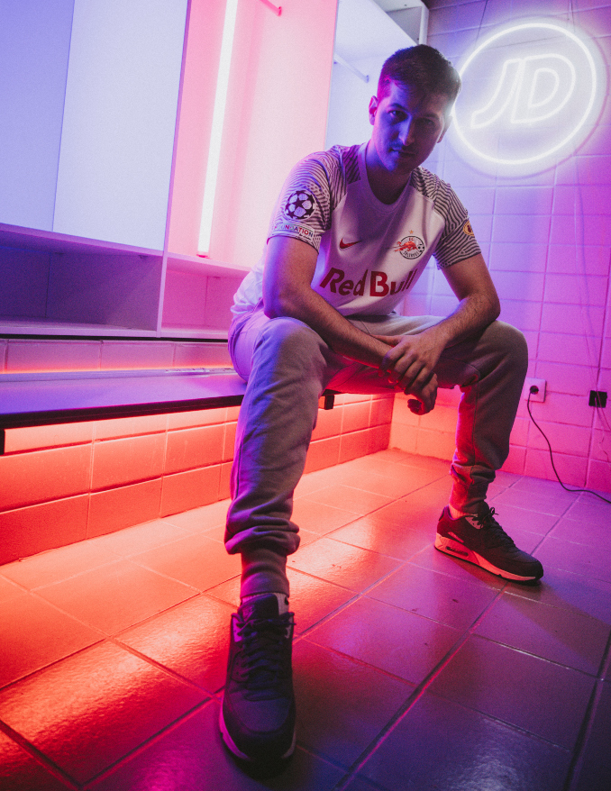 Chuty con zapatillas Nike Air Max 90