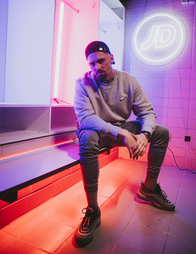 Sawi Elekipo con zapatillas Nike Air Max 97