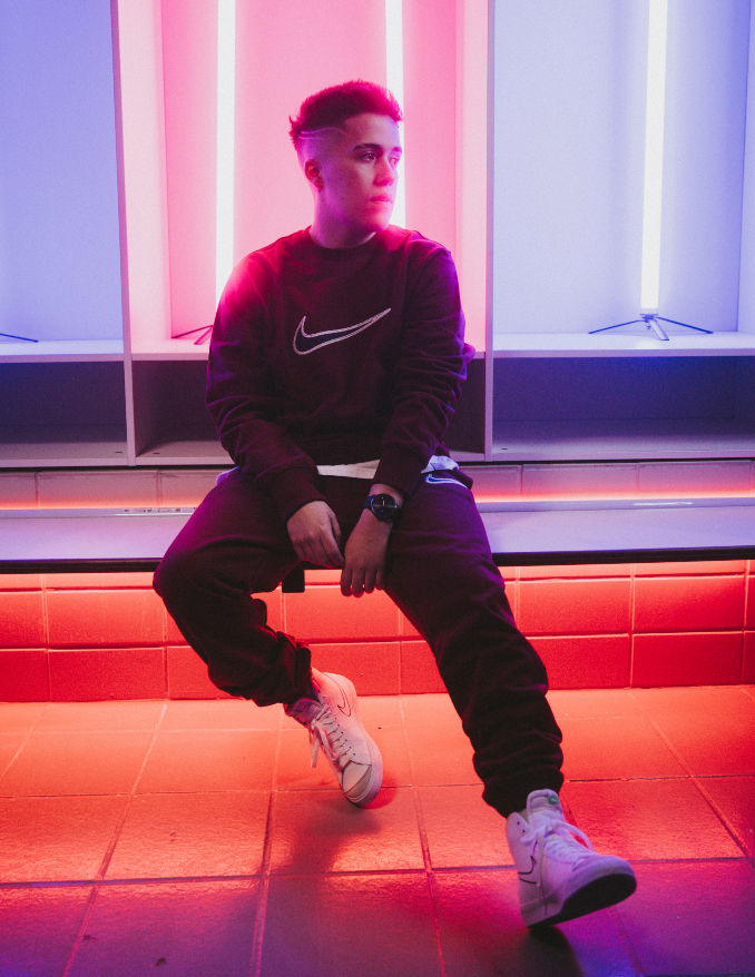 Gazir con zapatillas Nike Blazer