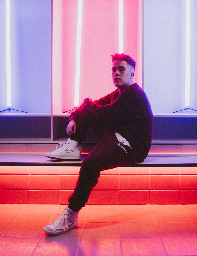 Gazir con zapatillas Nike Blazer