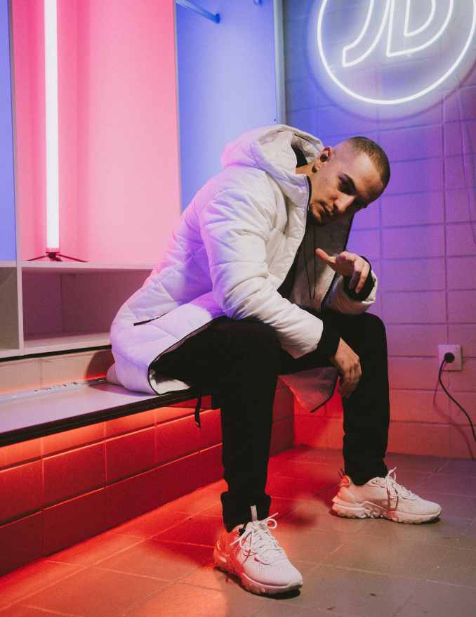 Hander con zapatillas Nike React Vision