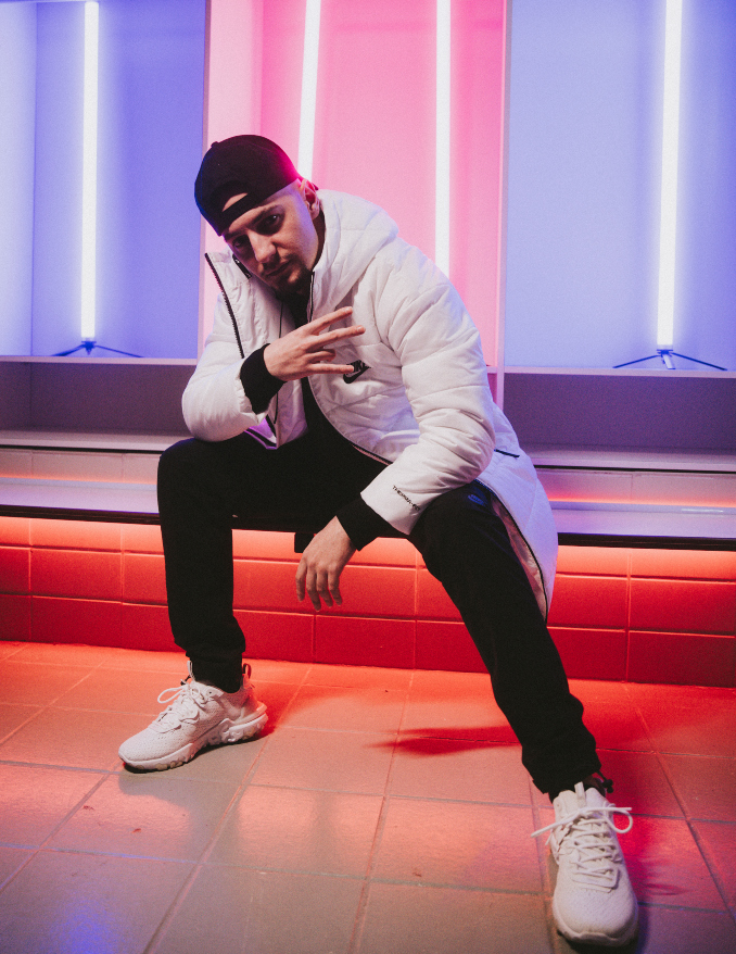 Hander con zapatillas Nike React Vision