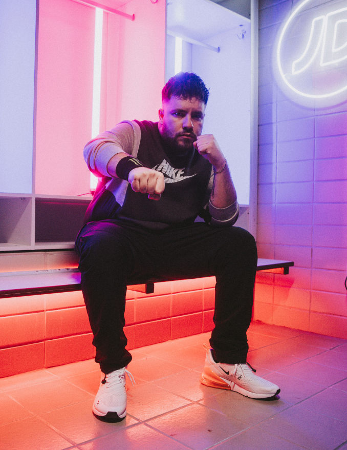 Mister Ego con zapatillas Nike Air Max 270