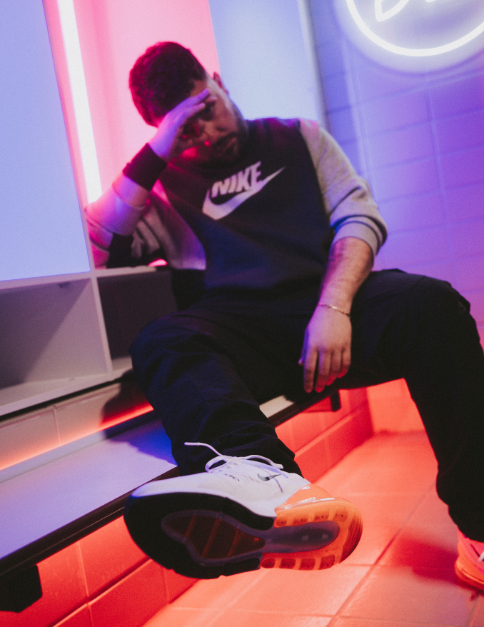 Mister Ego con zapatillas Nike Air Max 270