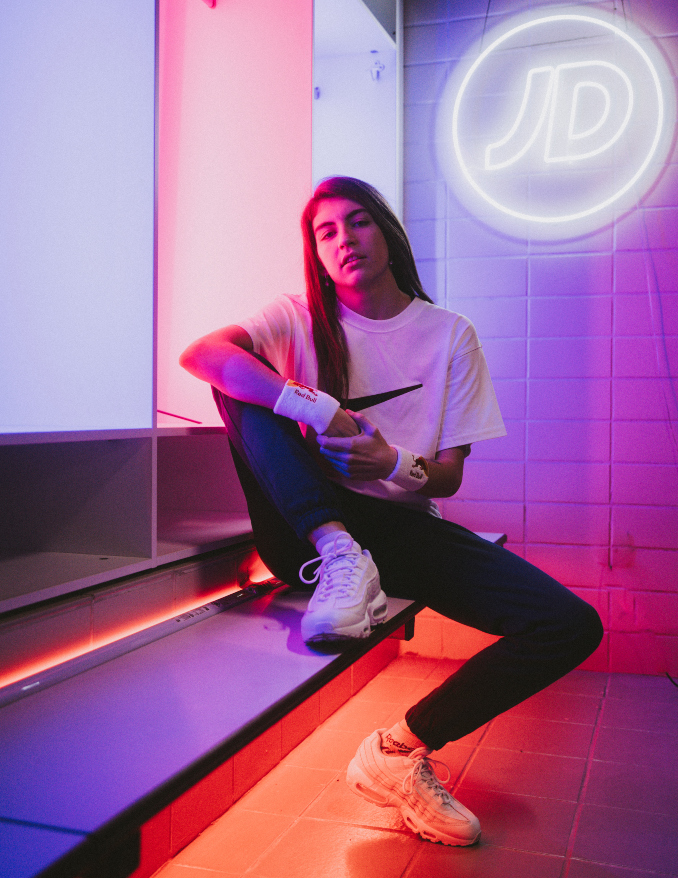 Sara Socas con zapatillas Nike Air Max 95