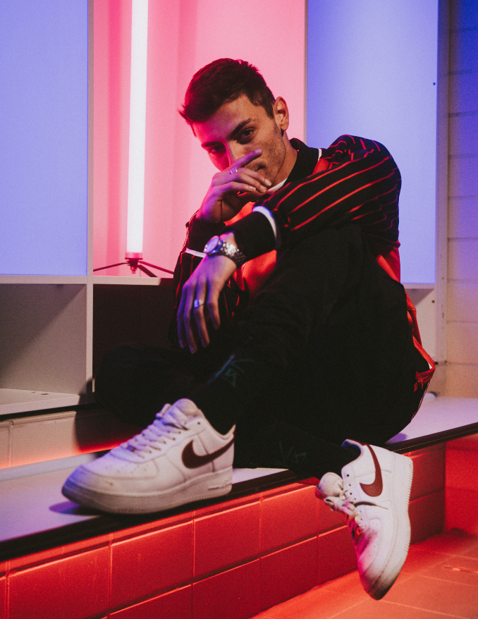 Sweet Pain con zapatillas Nike Air Force 1