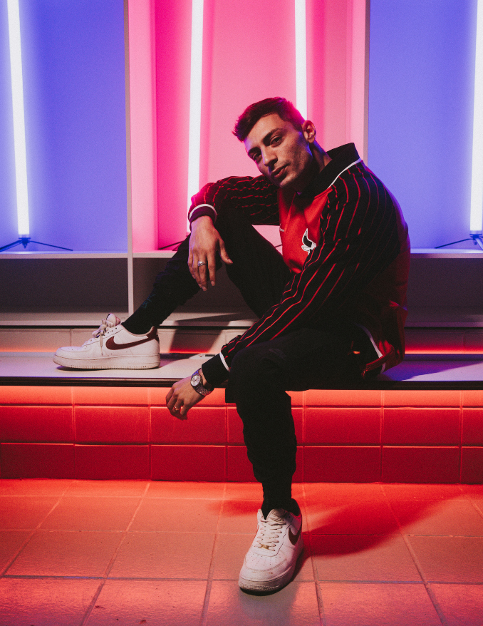 Sweet Pain con zapatillas Nike Air Force 1