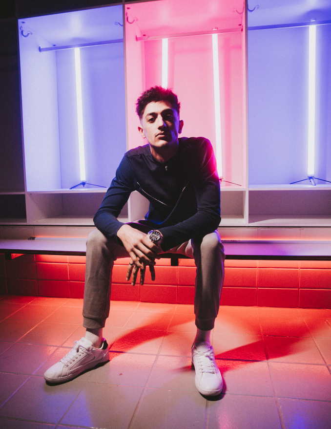 Tirpa con zapatillas Lacoste Deviation