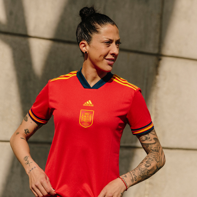 Frau in rotem Spanien Trikot für Frauenfussball EM 2022