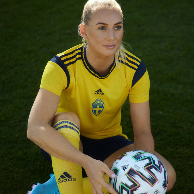 Frau in gelbem Sweden Trikot für EM 2022