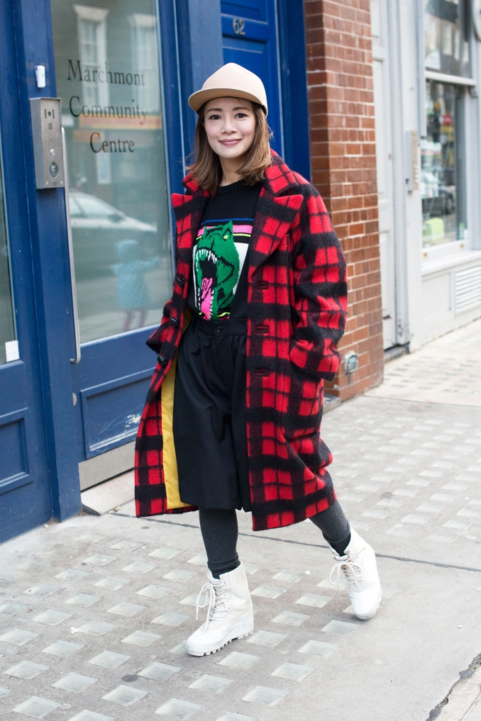 Outfit de mujer con las Yeezy Duckboot blancas