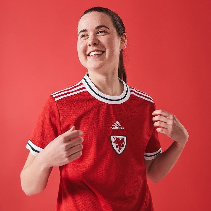 Frau im roten Wales Trikot der Frauen Nationalmannschaft