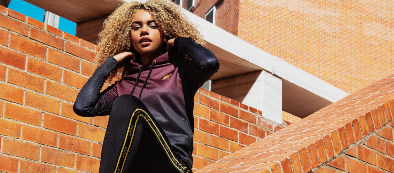 mujer vistiendo moda siksilk de otoño