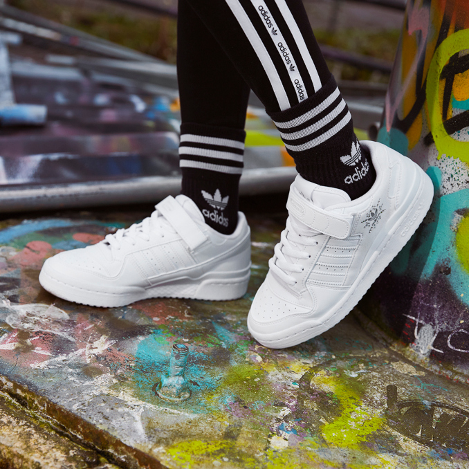 adidas Forum Low in Weiß mit Graffiti Hintergrund