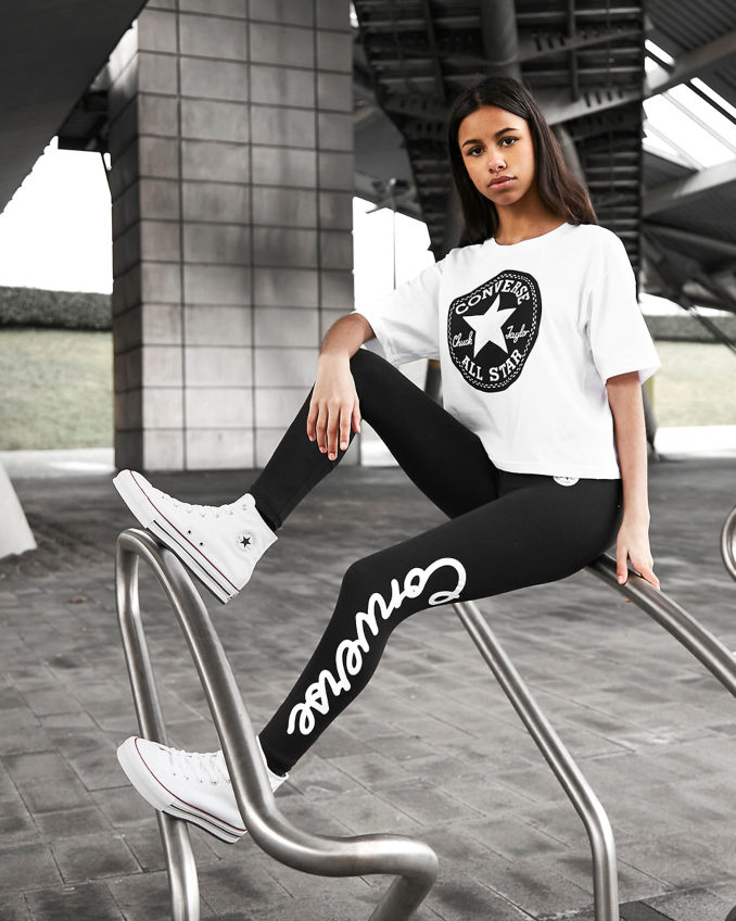 Niña con zapatillas Converse All Star